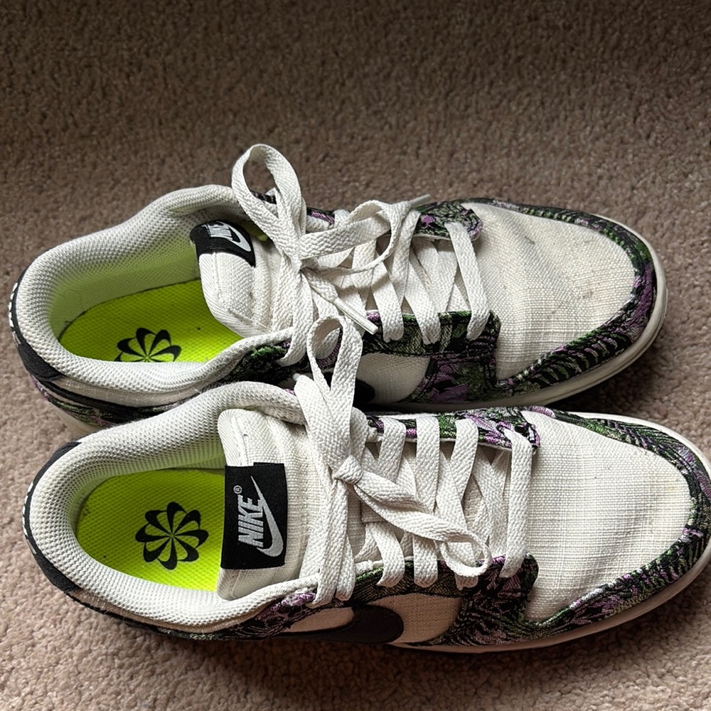 Nike White and Green Sneakers